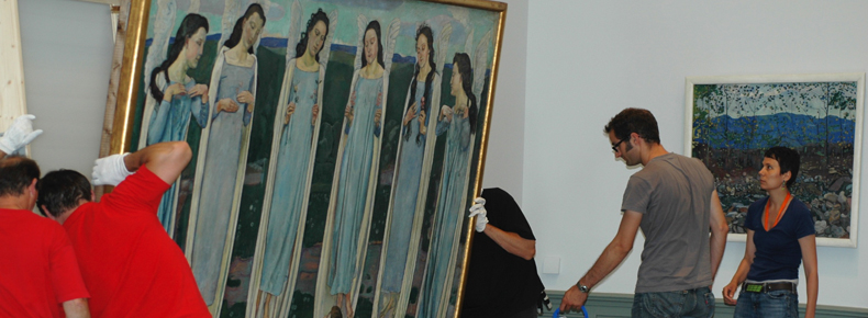 Fachleute beim Einpacken des grossformatigen Gemäldes von Ferdinand Hodler im Kunstmuseum Bern für den Transport nach Budapest.